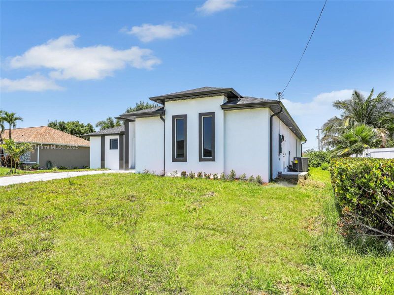 Exterior details and patio area of a home in , Cape Coral (Image 27).