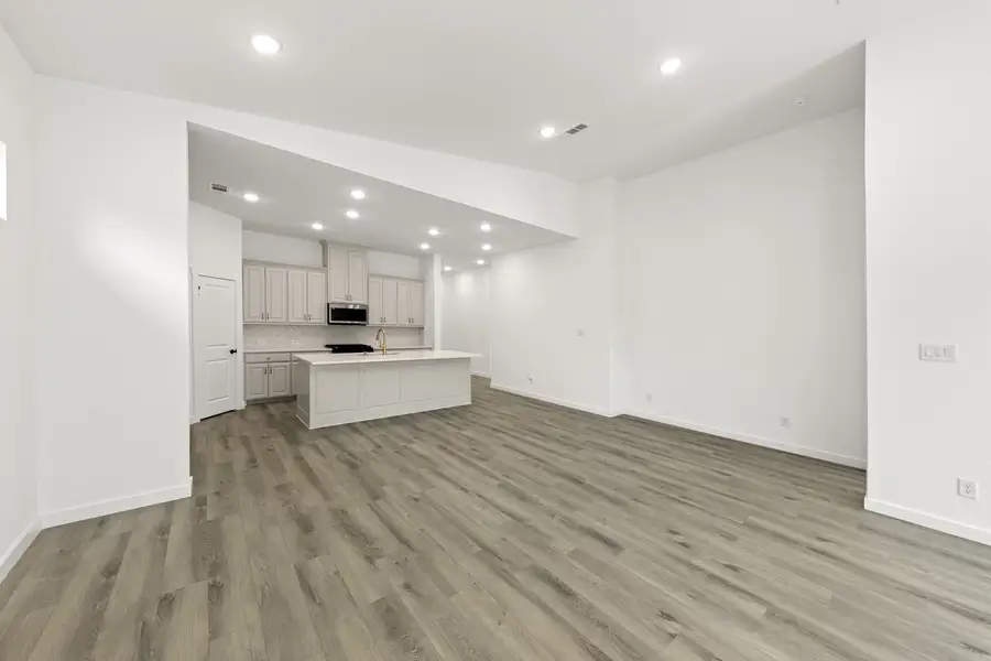 Spacious, unfurnished interior of a new home in Willow Grove, Melissa (Image 22).