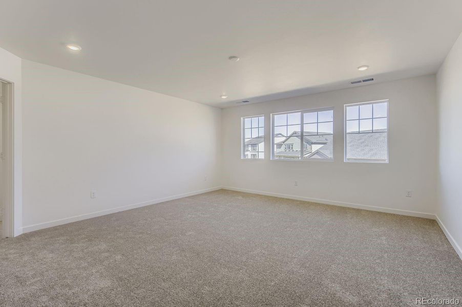 Spacious, unfurnished interior of a new home in Ledge Rock: The Monarch Collection, Johnstown (Image 10).