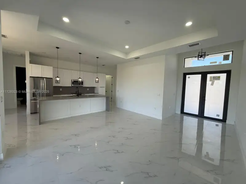 Spacious, unfurnished interior of a new home in , Cape Coral (Image 17).