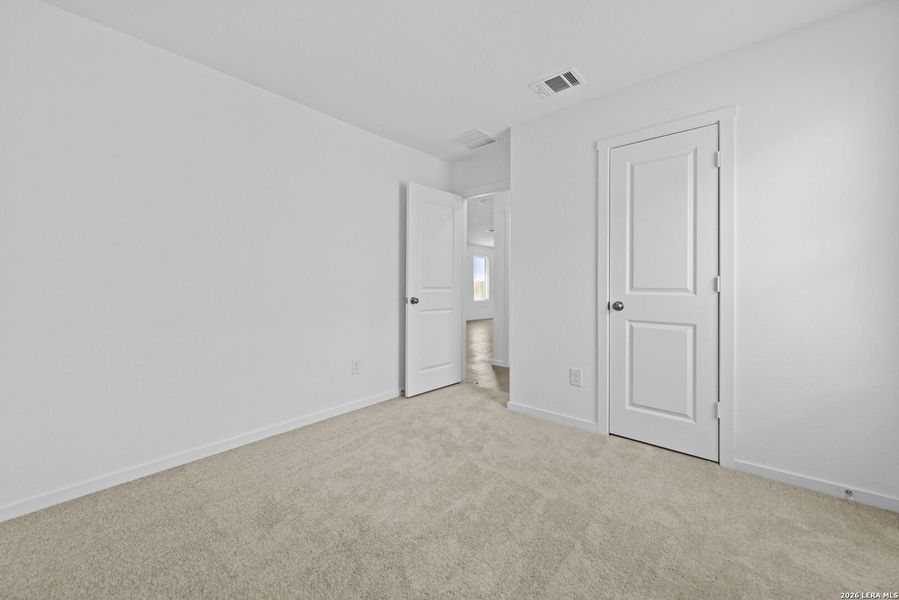Spacious, unfurnished interior of a new home in Spring Grove, St. Hedwig (Image 9).