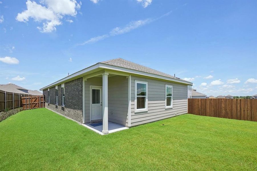 Exterior details and patio area of a home in Windmill Farms, Forney (Image 3).