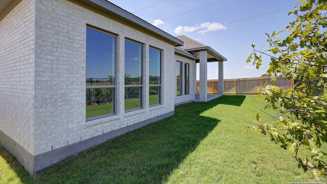 Exterior details and patio area of a home in Haby Hill 60', San Antonio (Image 3).