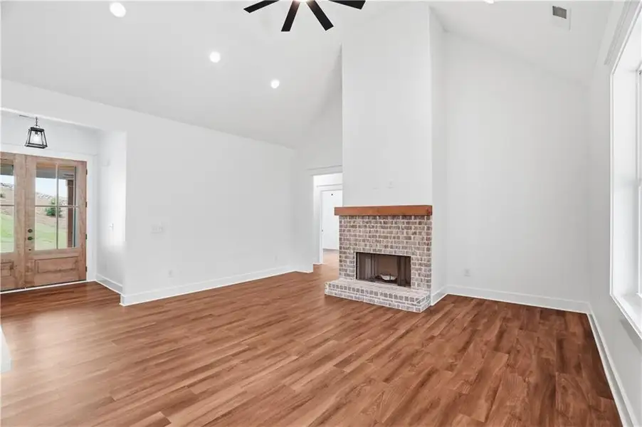 Spacious, unfurnished interior of a new home in , Jasper (Image 37).