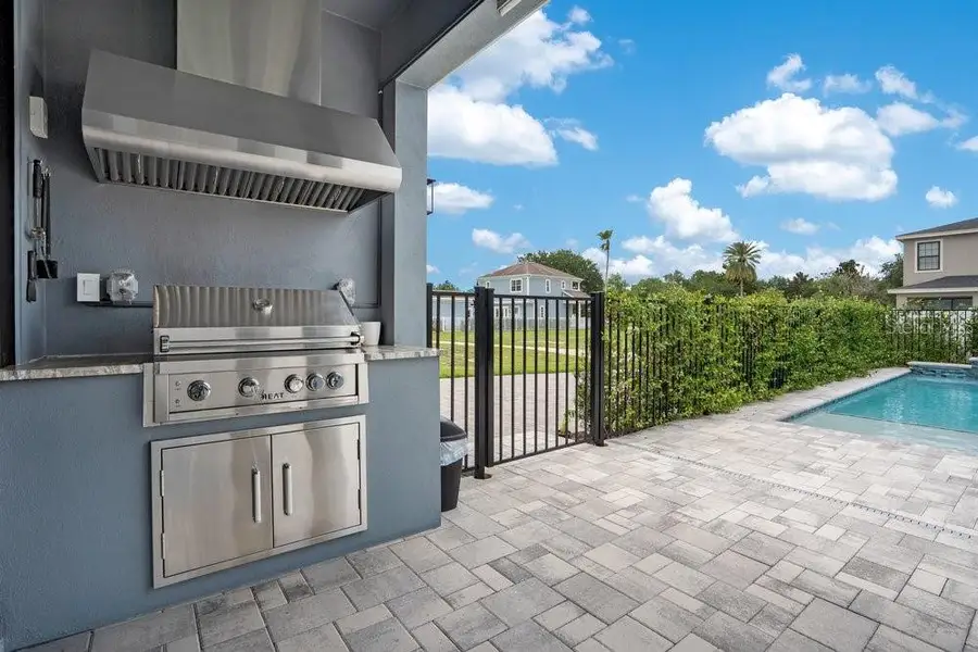 Exterior details and patio area of a home in , Reunion (Image 4).
