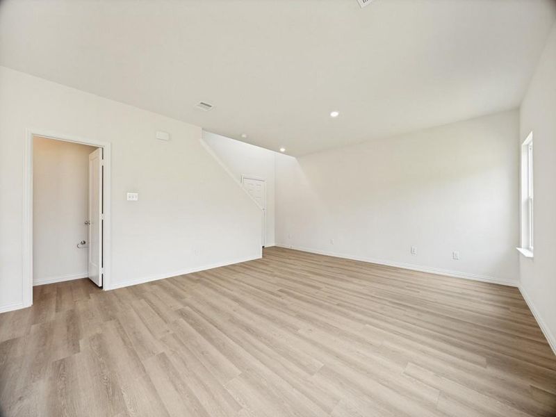 Spacious, unfurnished interior of a new home in Hanolley Hills, Sherman (Image 19).