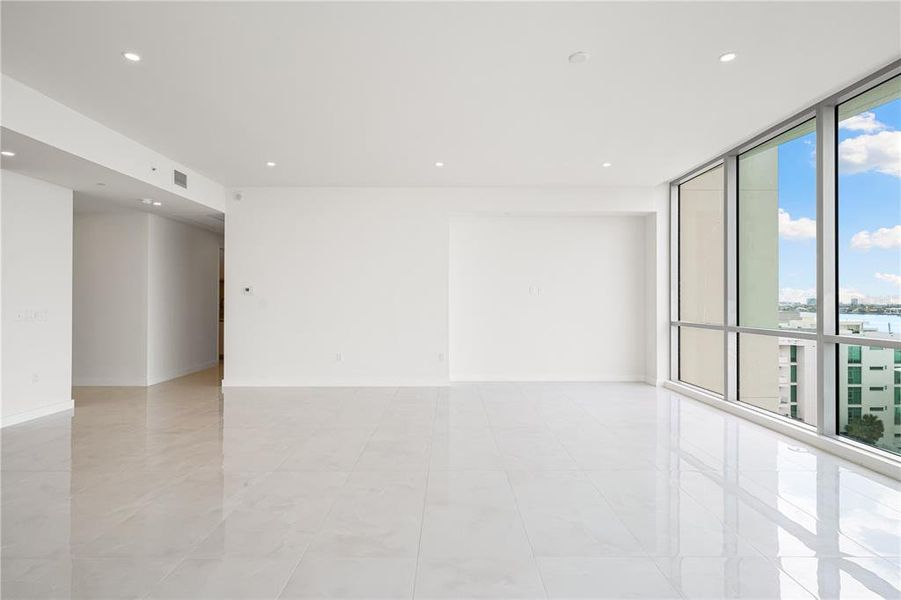 Spacious, unfurnished interior of a new home in , Sarasota (Image 28).