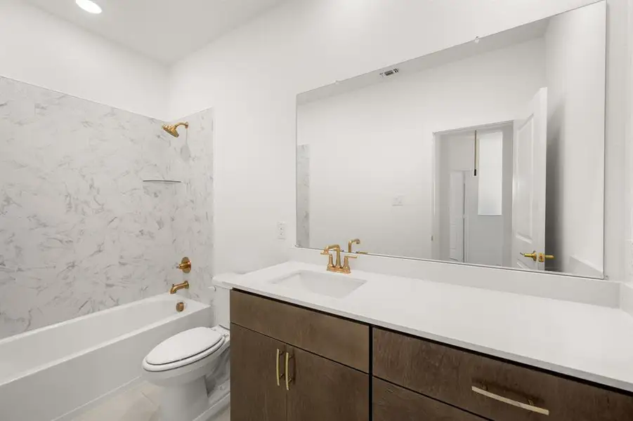 1521 Laurel- Bathroom-5057 1521 Laurel- Bathroom-5057