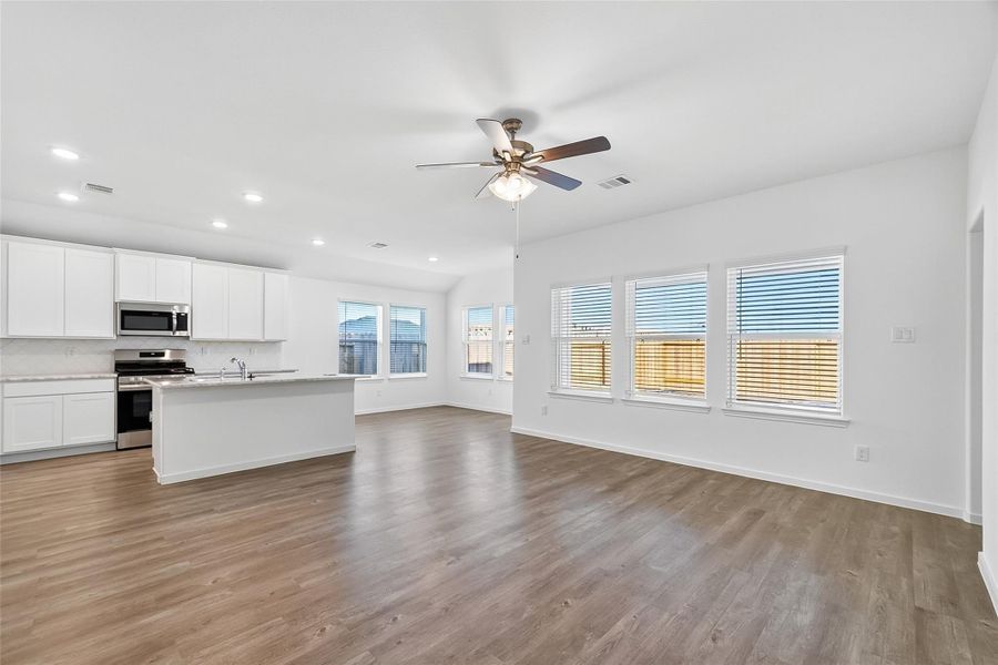 Spacious, unfurnished interior of a new home in Rollingbrook Estates, Baytown (Image 19).
