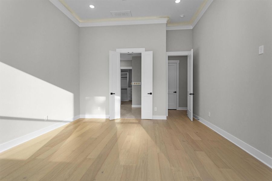 Beautiful floors and high ceilings. Beautiful floors and high ceilings.