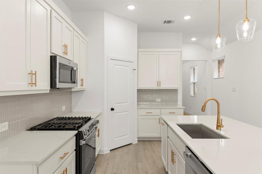 11. 5915 Laurel Lake - Kitchen (4)