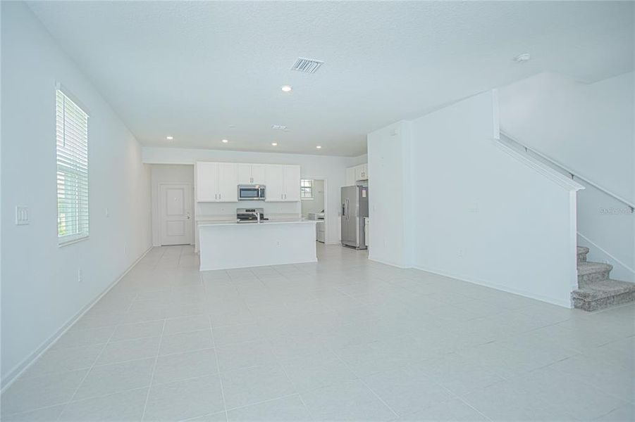 Spacious, unfurnished interior of a new home in Tohoqua, Kissimmee (Image 15).
