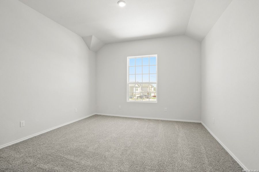 Spacious, unfurnished interior of a new home in Blue Ridge Ranch, San Antonio (Image 27).
