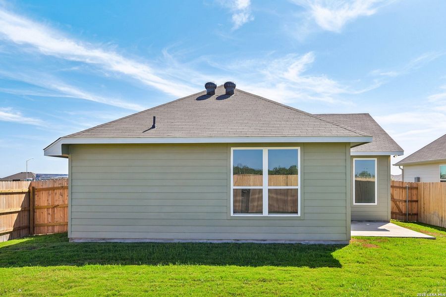Exterior details and patio area of a home in Arroyo Ranch, Seguin (Image 23).