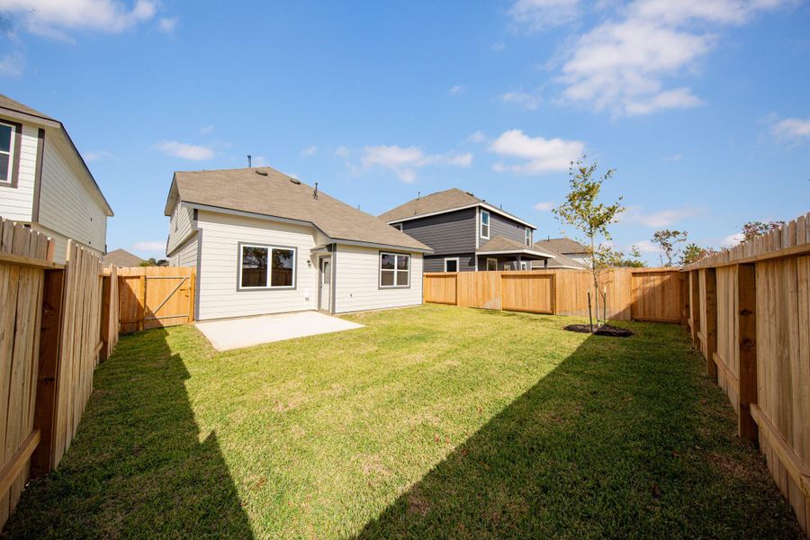 Exterior details and patio area of a home in Cliffstone Hills, Conroe (Image 3).