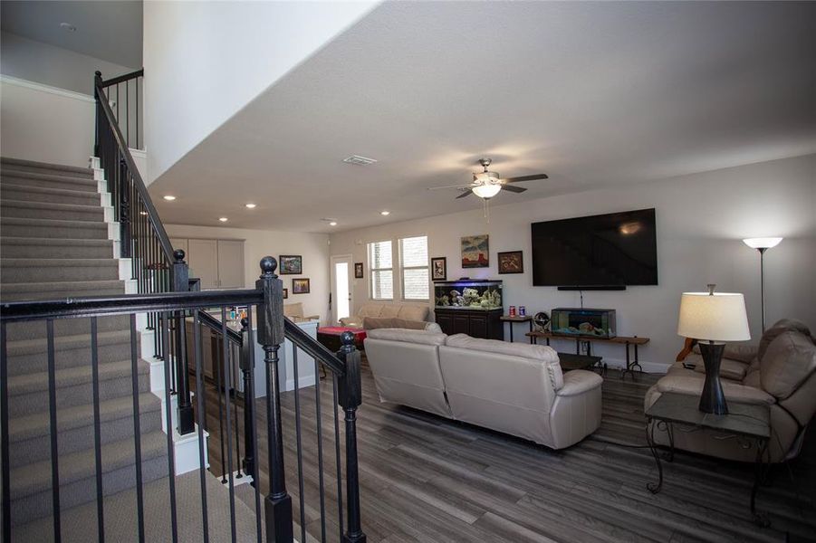 Living room with visible vents, dark wood-style floors, recessed lighting, baseboards, and ceiling fan