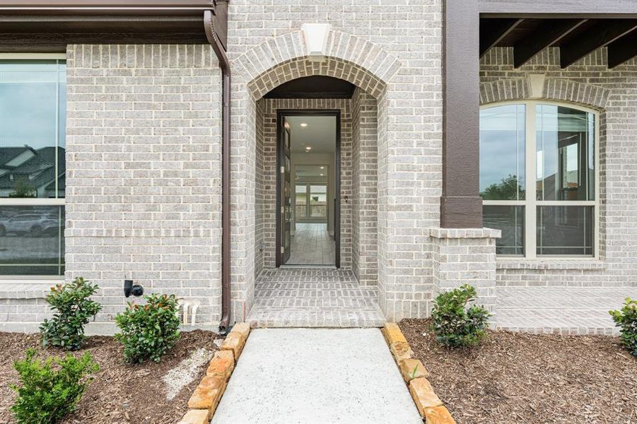 Exterior details and patio area of a home in Ridgepoint, Midlothian (Image 21).