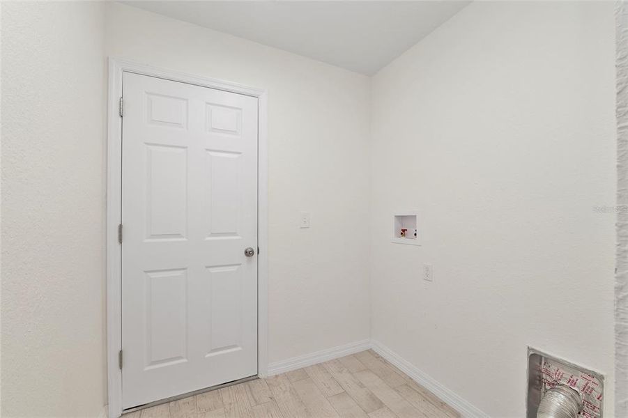 Spacious, unfurnished interior of a new home in , Ocala (Image 9).