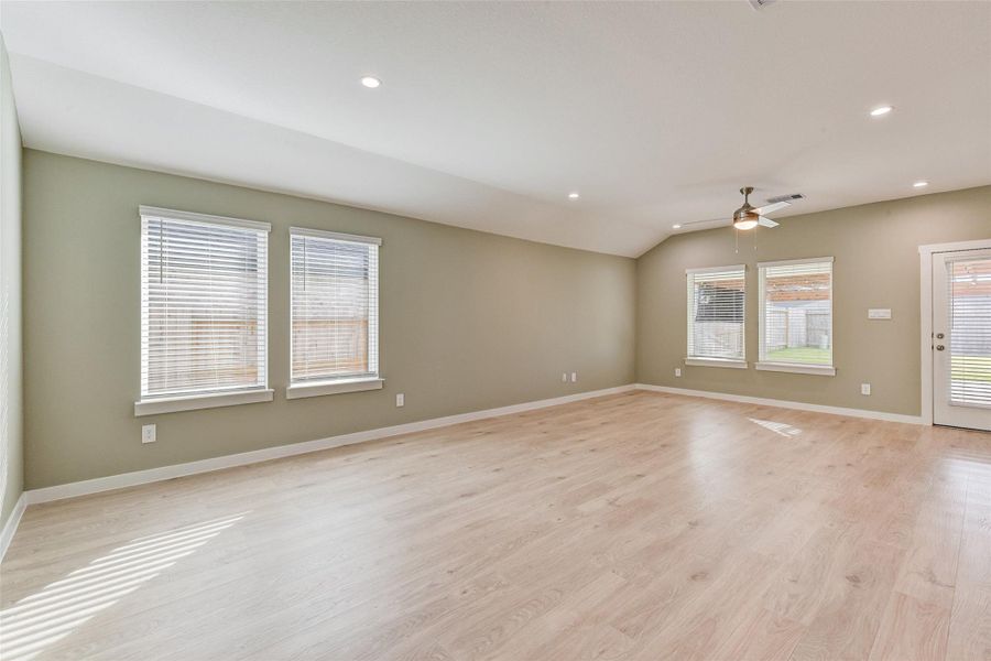 Spacious, unfurnished interior of a new home in Post Oak Pointe, Fresno (Image 14).