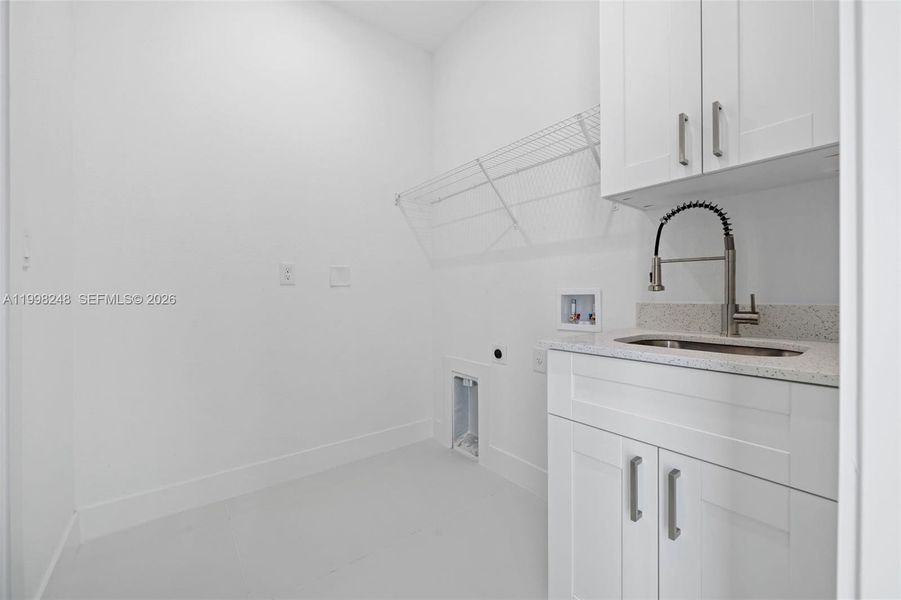 Spacious, unfurnished interior of a new home in , Lehigh Acres (Image 23).