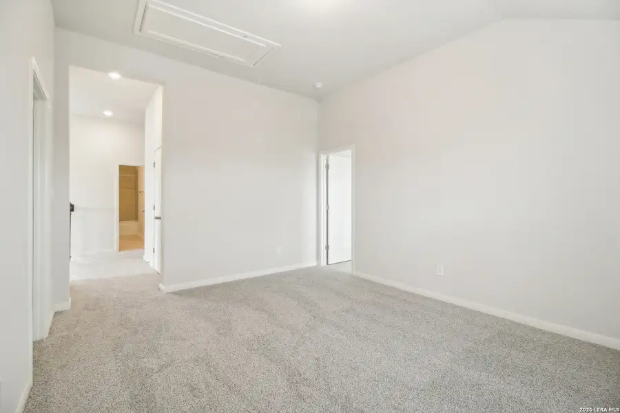 Spacious, unfurnished interior of a new home in , San Antonio (Image 18).