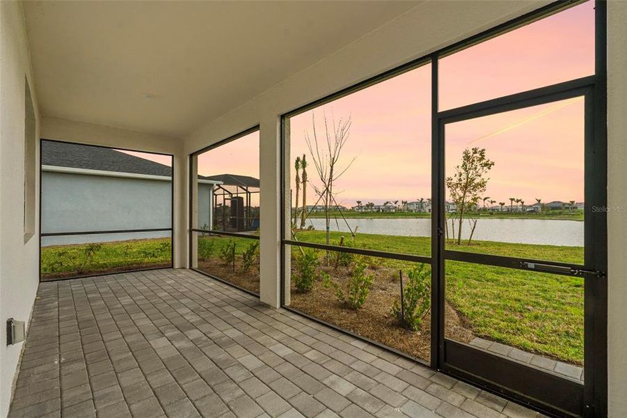 Spacious, unfurnished interior of a new home in Tuckers Cove: Villas, Punta Gorda (Image 18).