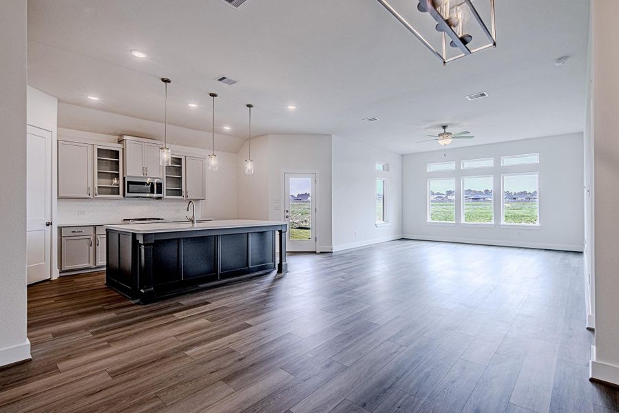 Seamlessly connected common areas creating an ideal setting for hosting guests Seamlessly connected common areas creating an ideal setting for hosting guests