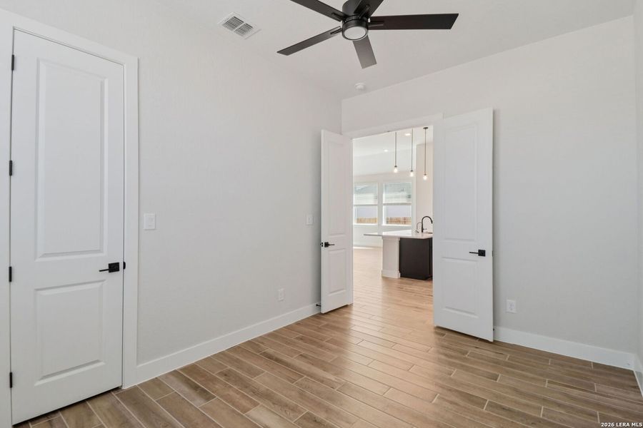 Spacious, unfurnished interior of a new home in Village at Three Oaks, Seguin (Image 16).