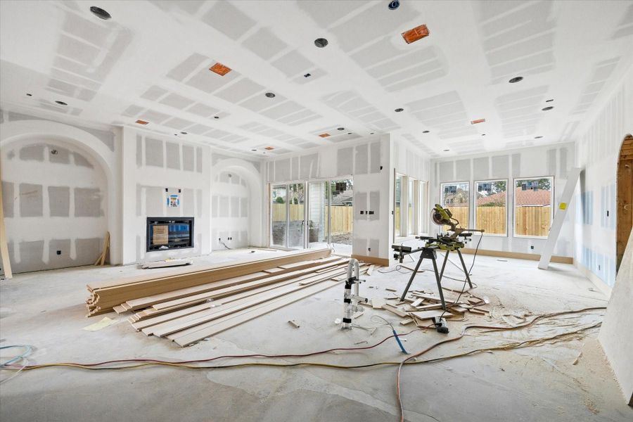 Large sliding doors connect the space to the covered patio, creating an easy transition between indoor living and outdoor entertaining, while wide sightlines keep the kitchen and dining areas fully connected.