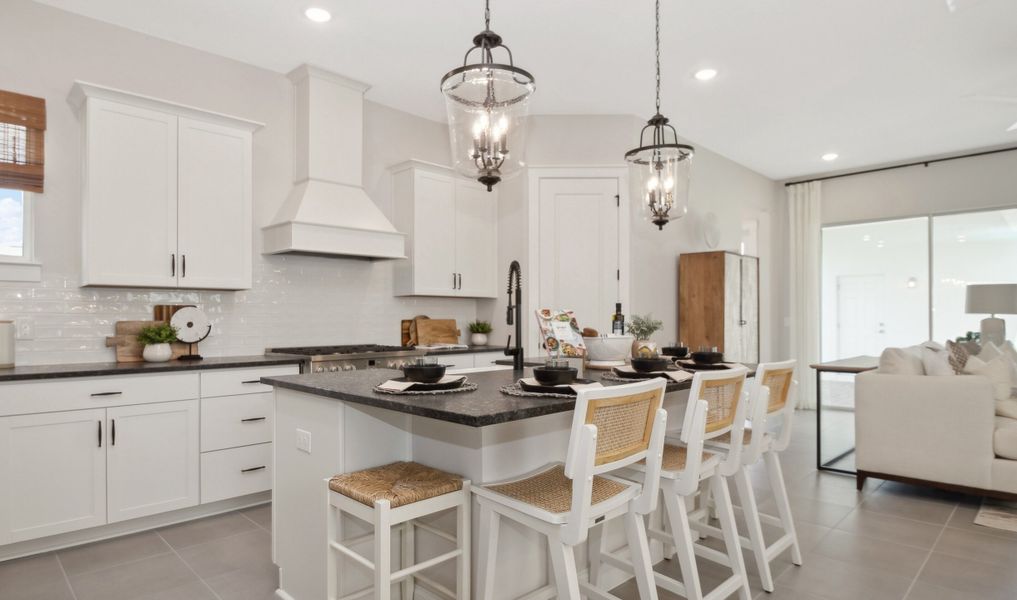 Farmhouse Look kitchen with vintage lighting