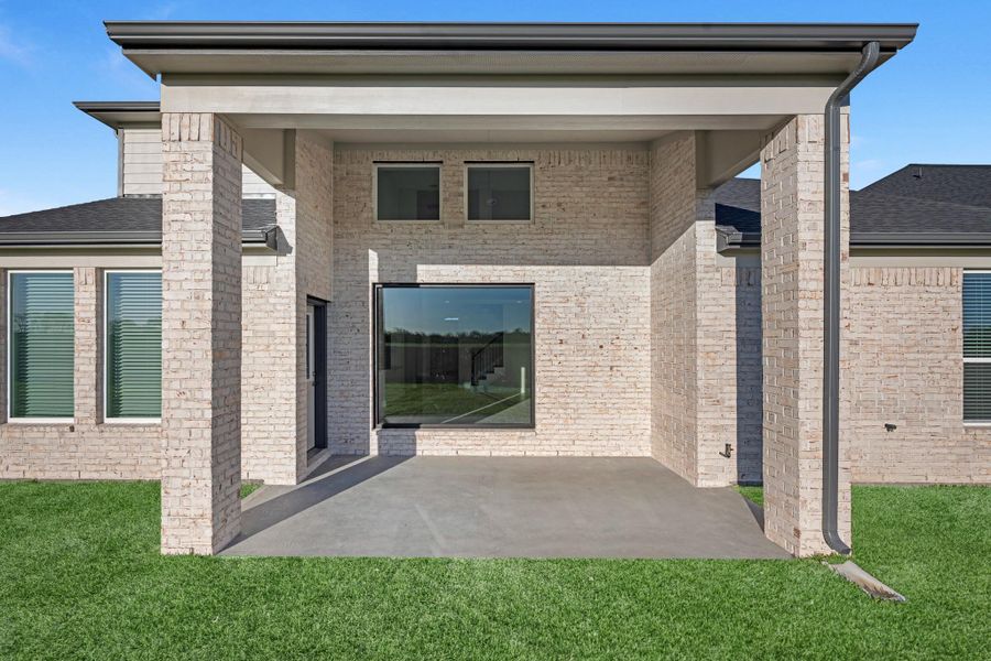 Exterior details and patio area of a home in Briarwood Crossing, Rosenberg (Image 3).