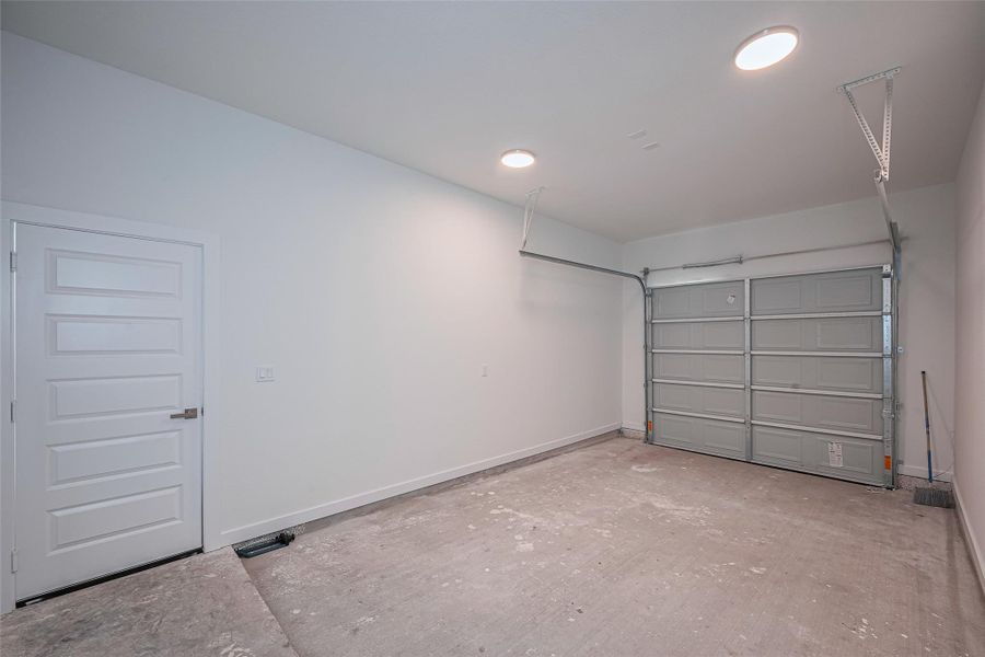 Spacious, unfurnished interior of a new home in , Houston (Image 17).