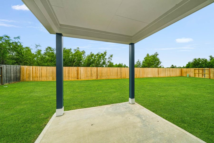 Exterior details and patio area of a home in Country Creek, Mont Belvieu (Image 3).