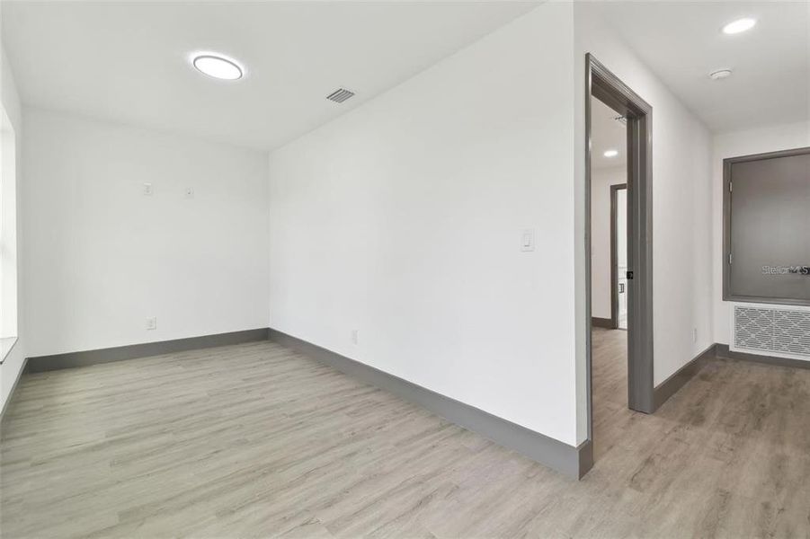 Spacious, unfurnished interior of a new home in , Tampa (Image 25).