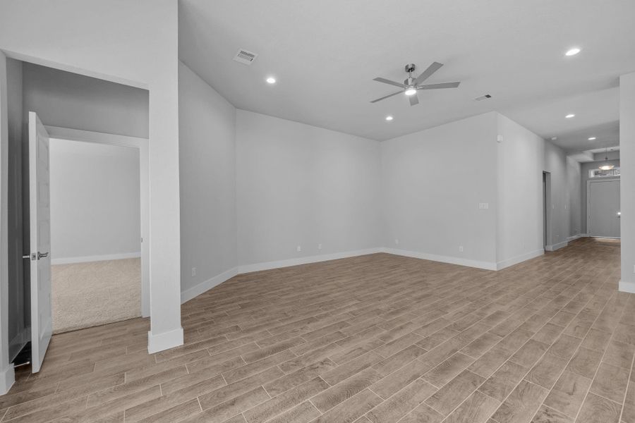 Spacious, unfurnished interior of a new home in Barton Creek Ranch, Conroe (Image 26).