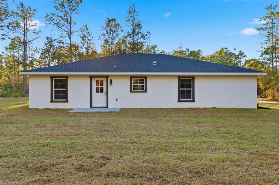 Exterior details and patio area of a home in , Citrus Springs (Image 3).