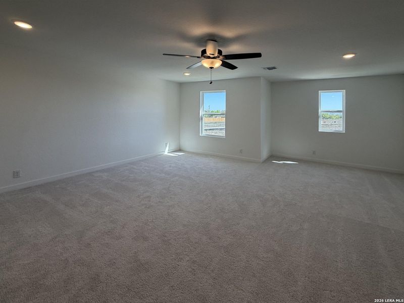 Spacious, unfurnished interior of a new home in Nopal Valley, San Antonio (Image 21).