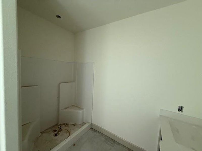 Spacious, unfurnished interior of a new home in , Angleton (Image 5).