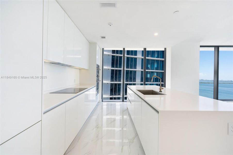 Spacious, unfurnished interior of a new home in Aria Reserve, Miami (Image 39).