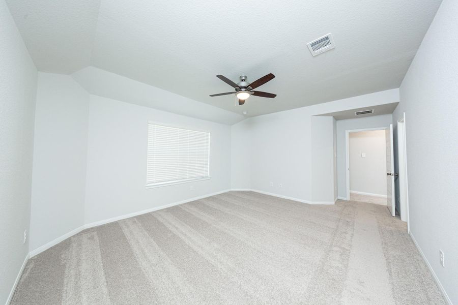 Spacious, unfurnished interior of a new home in River's Edge, Conroe (Image 14).