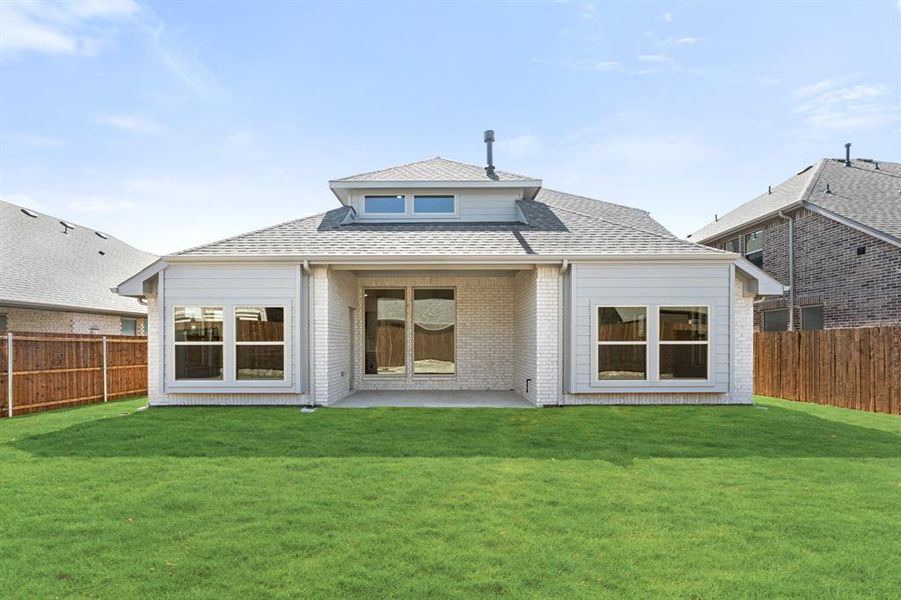 Exterior details and patio area of a home in Addison Hills, Cedar Hill (Image 24).
