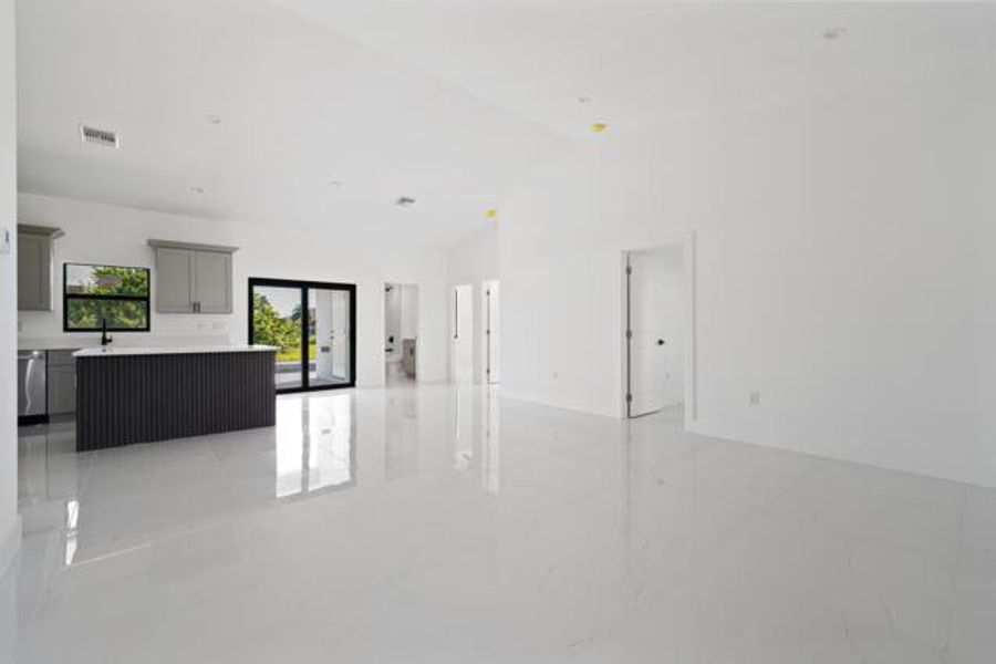 Spacious, unfurnished interior of a new home in , Cape Coral (Image 17).