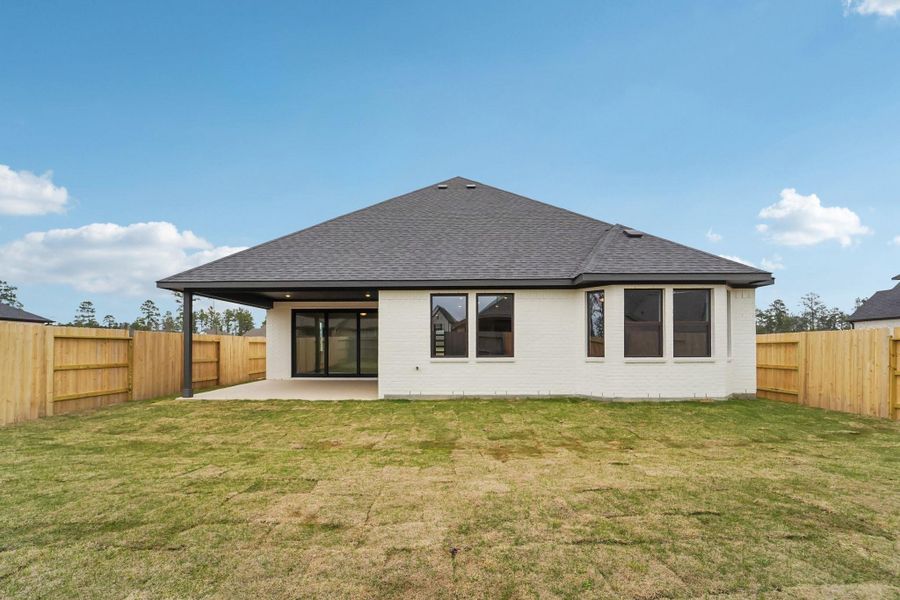 Exterior details and patio area of a home in Evergreen 55', Conroe (Image 31).