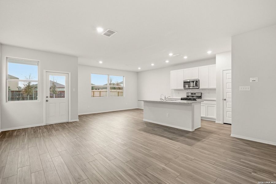 Spacious, unfurnished interior of a new home in Blue Ridge Ranch, San Antonio (Image 17).