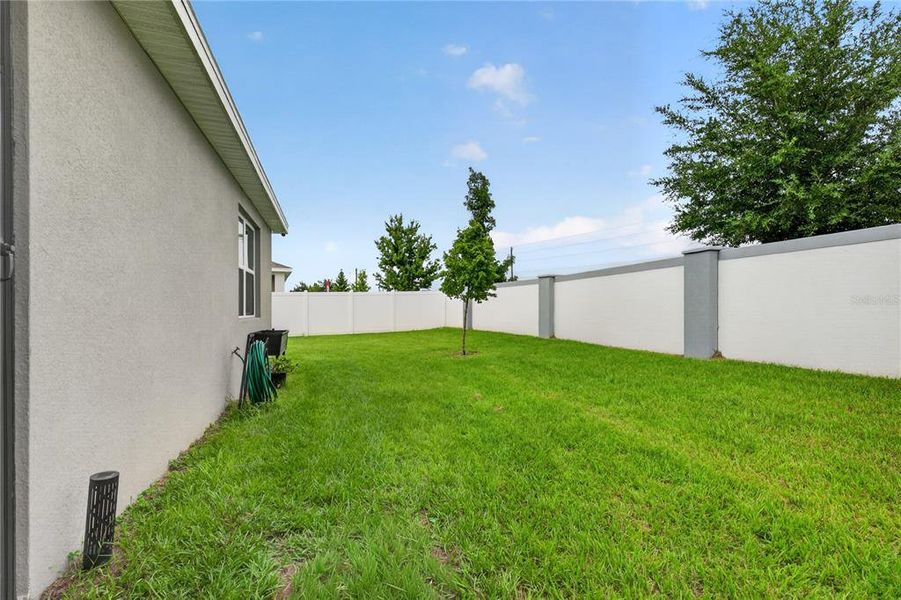 Exterior details and patio area of a home in , Tavares (Image 24).