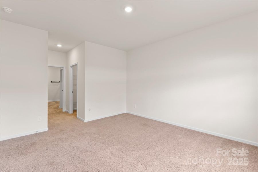 Spacious, unfurnished interior of a new home in Azalea Ridge, Mount Holly (Image 12).