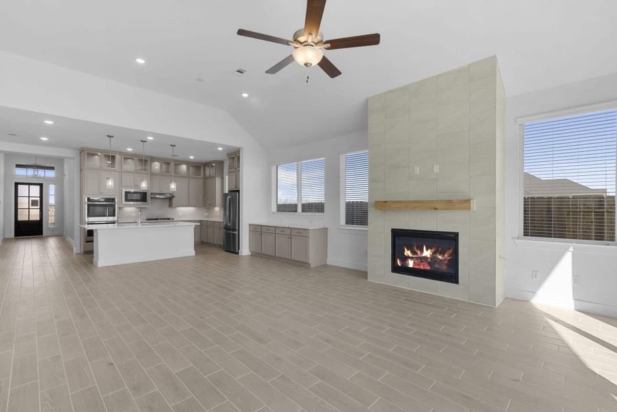 Spacious, unfurnished interior of a new home in Beacon Point, Texas City (Image 15).