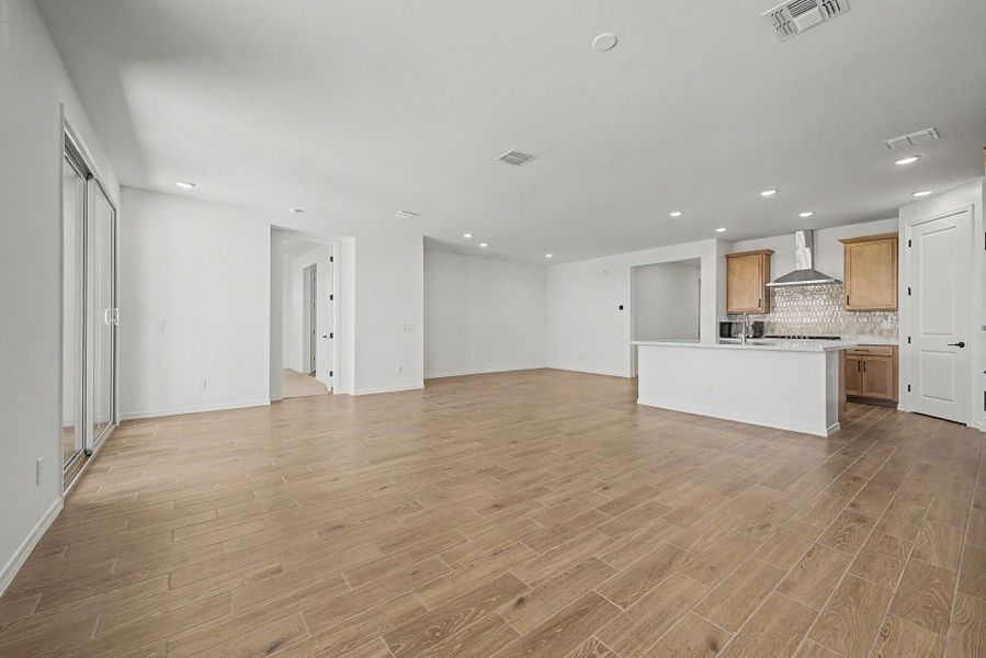 Spacious, unfurnished interior of a new home in White Tank Vistas, Waddell (Image 8).