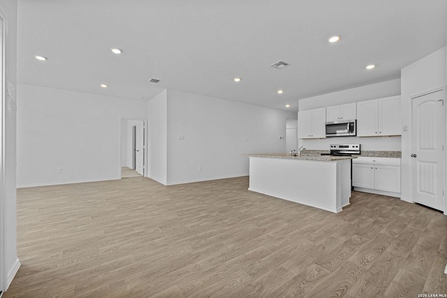 Spacious, unfurnished interior of a new home in Arroyo Ranch, Seguin (Image 18).