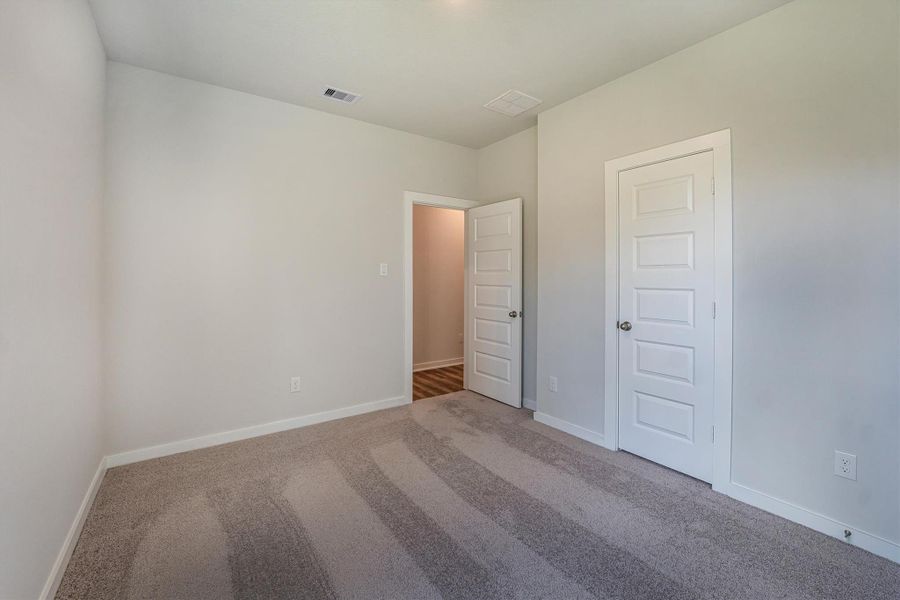 Spacious, unfurnished interior of a new home in Deer Pines, Conroe (Image 38).